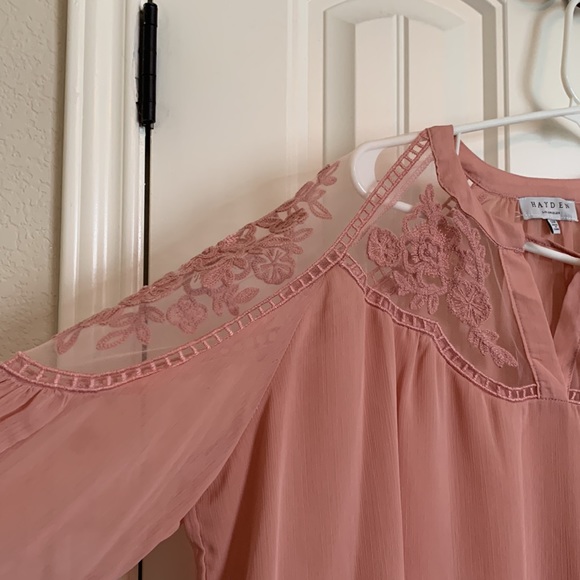 Super cute 🎀 sheer top with flowered detailing - Picture 2 of 5